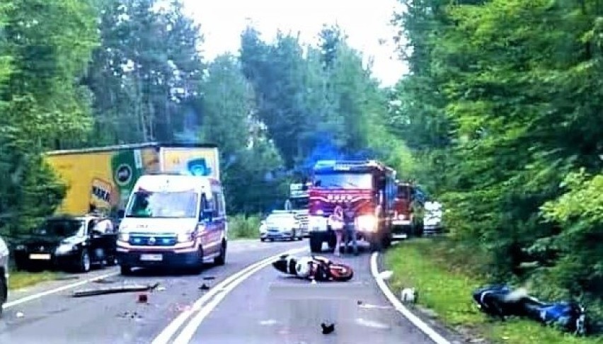 Tragiczny wypadek pod Olkuszem. Dwóch braci jechało na motocyklach. Młodszy uderzył w TIR-a. Zginął na miejscu