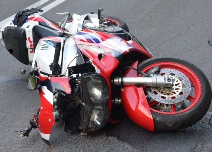 Tragiczny wypadek pod Olkuszem. Dwóch braci jechało na motocyklach. Młodszy uderzył w TIR-a. Zginął na miejscu