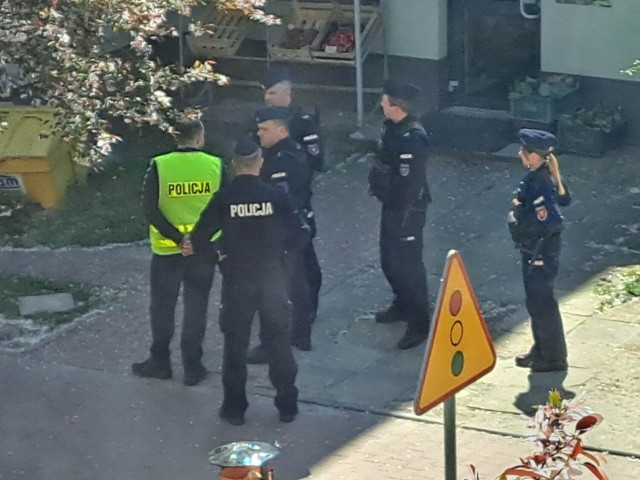 Mnóstwo policji działało w bloku przy ulicy 16-go Stycznia w Końskich.