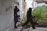 Uzbrojeni mężczyźni ostrzelali opuszczone chlewnie w Polaszkach w pobliżu Postolina