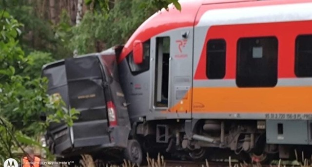 Po uderzeniu szynobusa w kurierskiego busa widok był koszmarny.