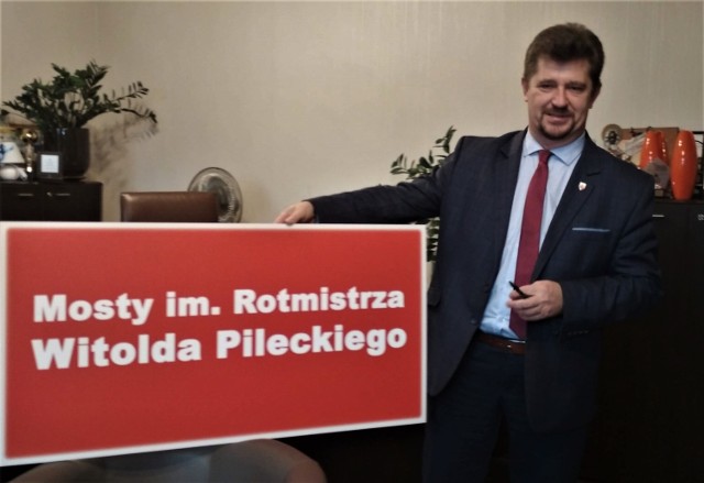 Burmistrz Marek Charzewski z symboliczną tablicą przekazaną przed wyborami parlamentarnymi przez Karola Rabendę, kandydata na posła.
