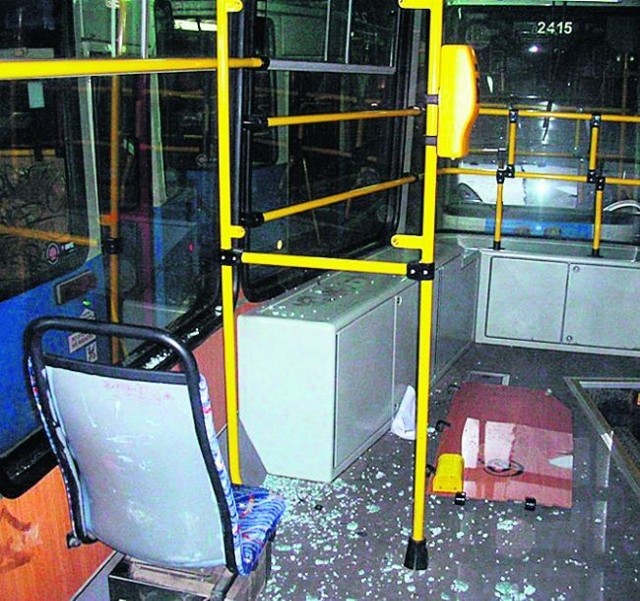 Wybite szyby - tak wandale najczęściej demolują tramwaje
