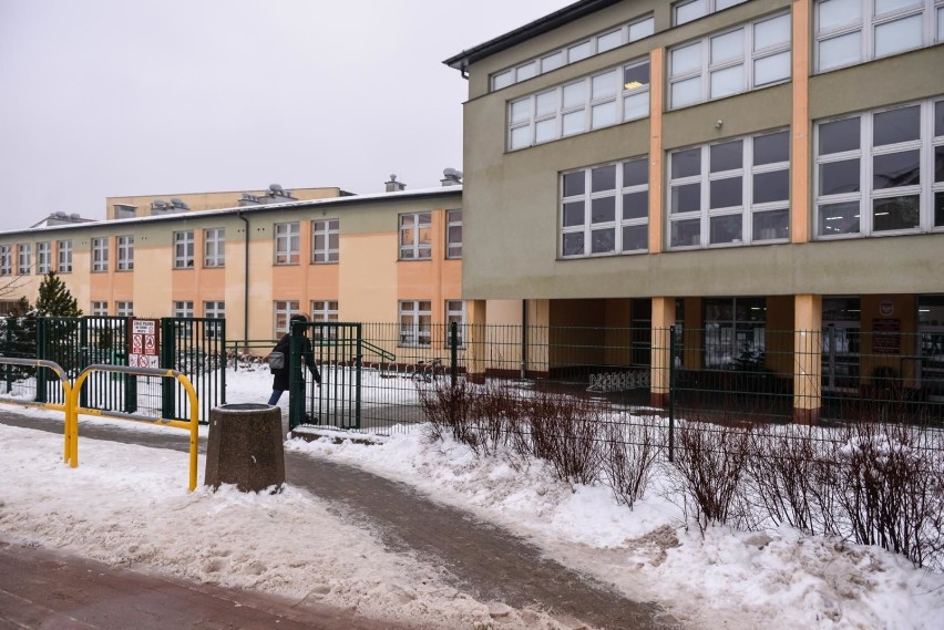 Konflikt edukacyjny w Osowie. Spór przybiera na sile