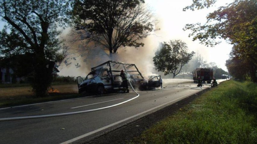 Samochody w płomieniach na Drodze Krajowej nr 62 w powiecie radziejowski [zdjęcia]