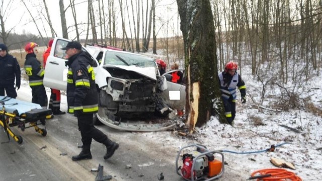 Wypadek koło Sapieńca. Samochód uderzył w drzewo