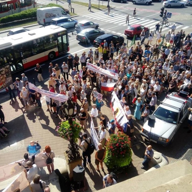 Pod gdańskim ratuszem kilkakrotnie dochodziło do demonstracji - zarówno za, jak i przeciwko  Gdańskiemu Modelowi na Rzecz Równego Traktowania