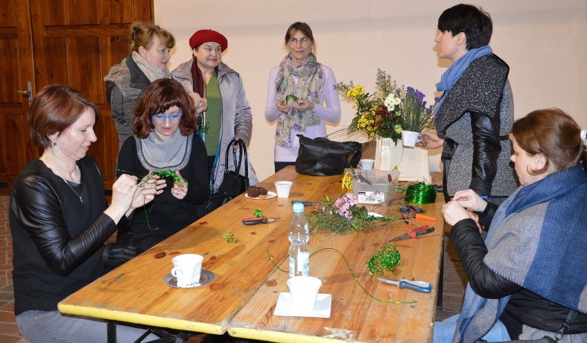 Warsztaty florystyczne poprowadziła Anna Kopeć, właścicielka...