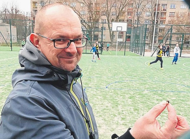 Boiska sportowe ze sztuczną nawierzchnią przy szkole podstawowej numer 3 niby wciąż powinny pachnąć nowością. Niestety, bardziej pachną petami oraz psimi kupami. Dyrektor chce je zamknąć.

WIĘCEJ: Dewastacja nowych boisk w Wolsztynie