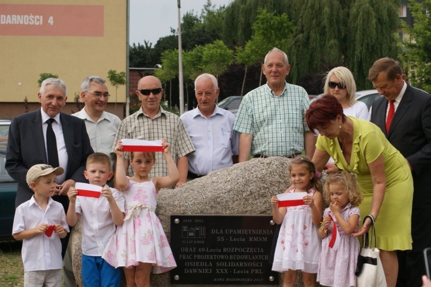 Kamień upamiętniający budowę osiedla Solidarności w Rawie