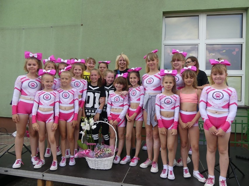 Tak "fruwają" staszowskie cheerleaderki z drużyny Pink...