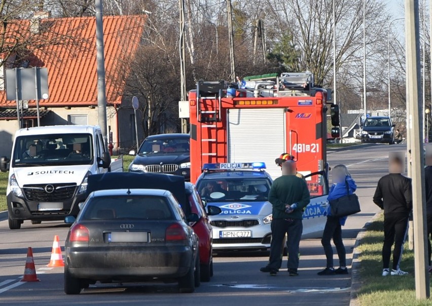 Malbork. Wypadek na ulicy Wałowej z udziałem trzech samochodów. Jedna osoba trafiła do szpitala