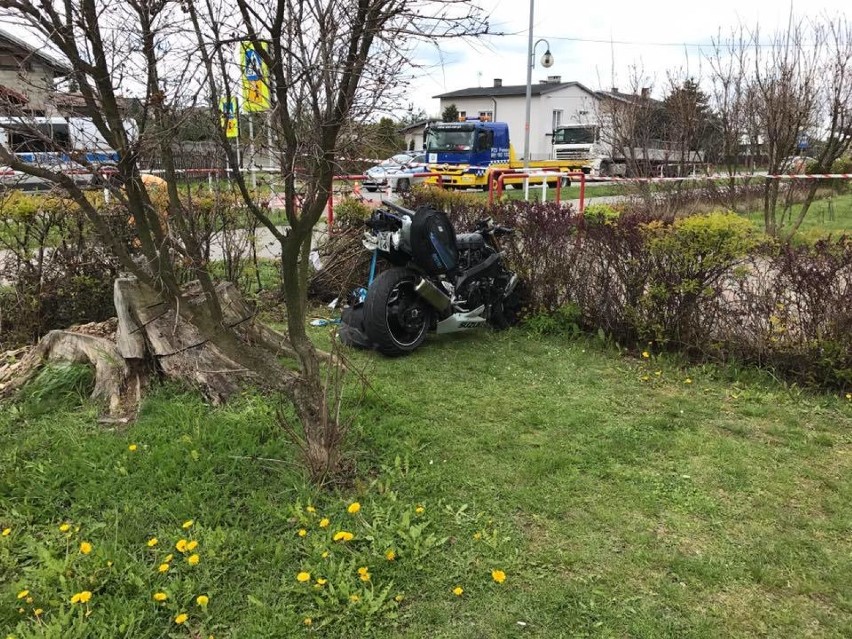 Groźny wypadek w Konopiskach. Motocyklista trafił do szpitala [ZDJĘCIA]