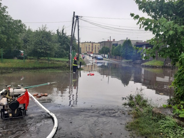 Podtopienia w Czerwionce-Leszczynach: zalane drogi, posesje, piwnice