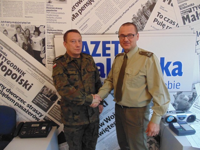 Mirosław Kecmaniuk (po lewej) w przyszłym tygodniu zaczyna  ćwiczenia wojskowe. Dłoń ściska mu major Cezary Pązik