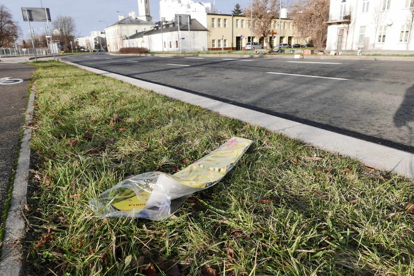 Noworoczne ulice Warszawy. Tak ciepłego Nowego Roku nie było od dawna. Ulice pełne śladów imprez sylwestrowych 