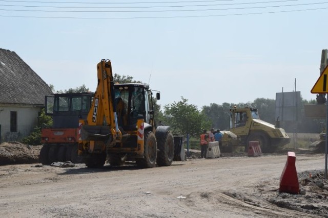 Trasa od Lipna do granicy województwa liczy 22 km. Obecnie przebudowywany jest odcinek od Jasienia do granicy województwa o długości około 5 kilometrów. Ułożona została już prawie w całości konstrukcja drogi do warstwy wiążącej. Wzmocniona jezdnia po przebudowie otrzymała szerokość 7 metrów. Wzdłuż niej powstanie jeszcze pobocze. Zbudowano zjazdy na teren posesji i powstają zatoki autobusowe. Postępują prace przy ścieżce pieszo-rowerowej. 



Tą drogą wojewódzką jedźmy ostrożnie, bo są utrudnienia

Teraz najwięcej prac wykonywanych jest na skrzyżowaniu w Kamieniu Kotowym. Będzie tu rondo. Wykonawca usunął wszystkie kolizje i pracuje nad podbudową.


 
300 Plus - wszystko, co musisz wiedzieć o programie. 
 
