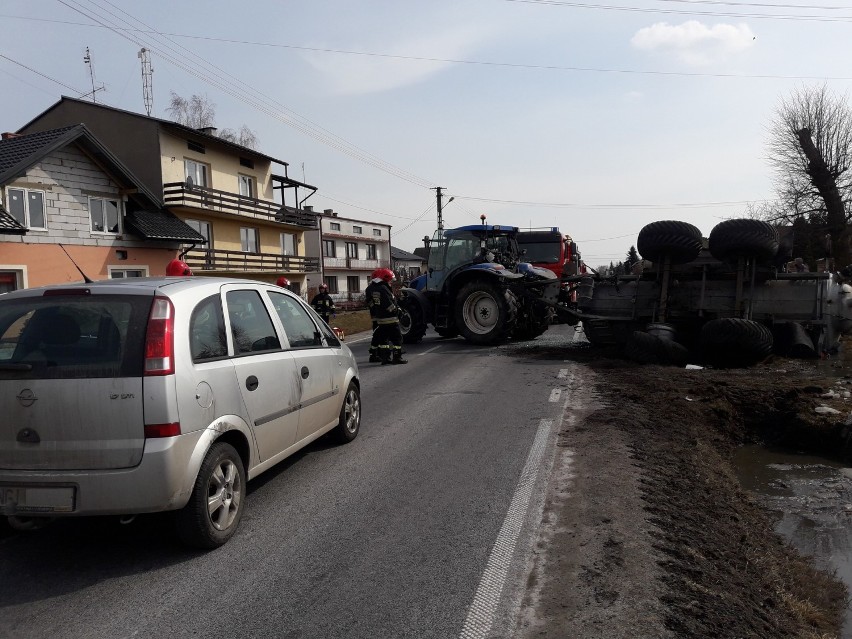 Wypadek w Mokrej Prawej pod Skierniewicami. Przewrócił się beczkowóz [ZDJĘCIA]