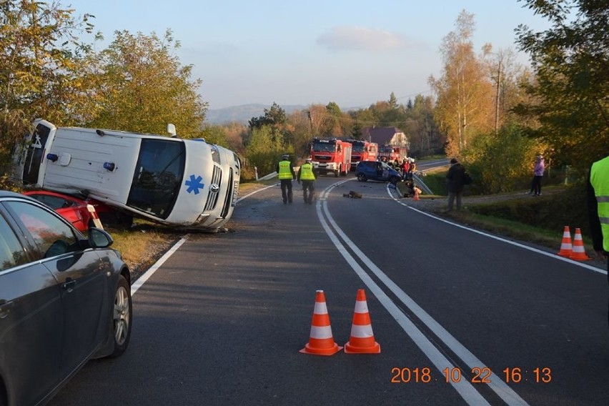 Wypadek na drodze do Tuchowa z udziałem karetki
