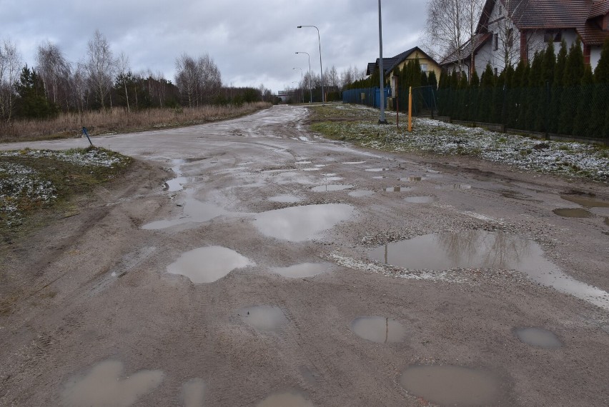 Dziurawa droga na osiedlu Pogodnym w Nieżywięciu w gminie Człuchów. Na asfalt nie ma co liczyć, a wyrównywanie drogi nie daje efektów