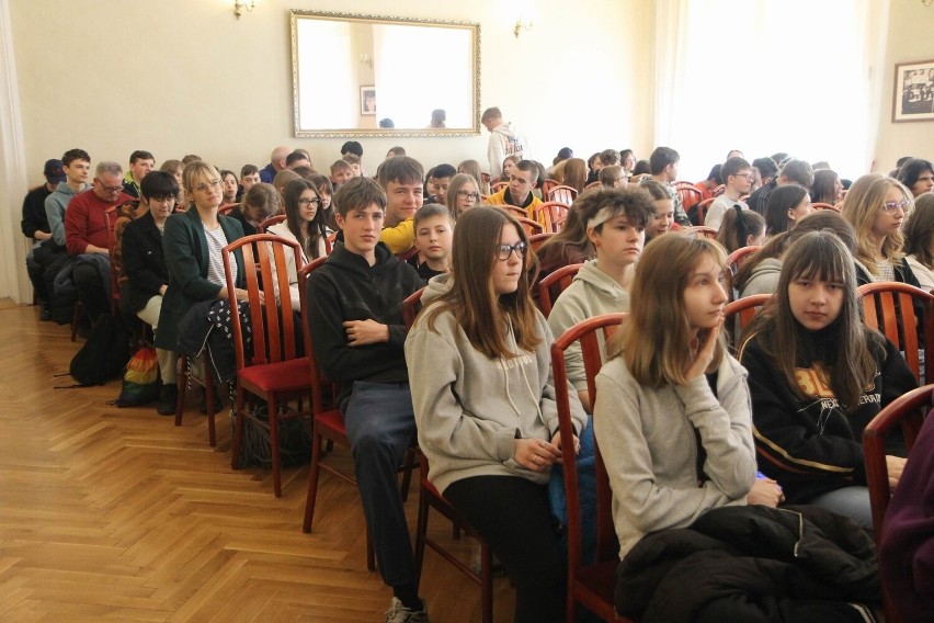 Uczniowie kl. VIII ze szkół powiatu chełmińskiego odwiedzili...