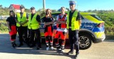 Akcja "Żyj i ratuj życie!" w gminie Zator. Na drodze 781 w Podolszu kierowcy za wykroczenia dostawali lekcje pierwszej pomocy. Zdjęcia 