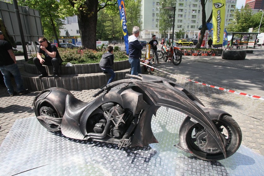 Motocykle typu cutom przed Galerią Łódzką, 16 maja 2015