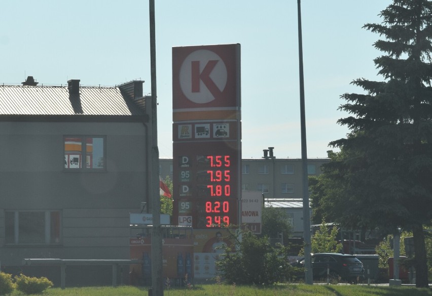 Cena paliwa w Zduńskiej Woli. Na pylonach jest miejsce na jeszcze jedną cyfrę