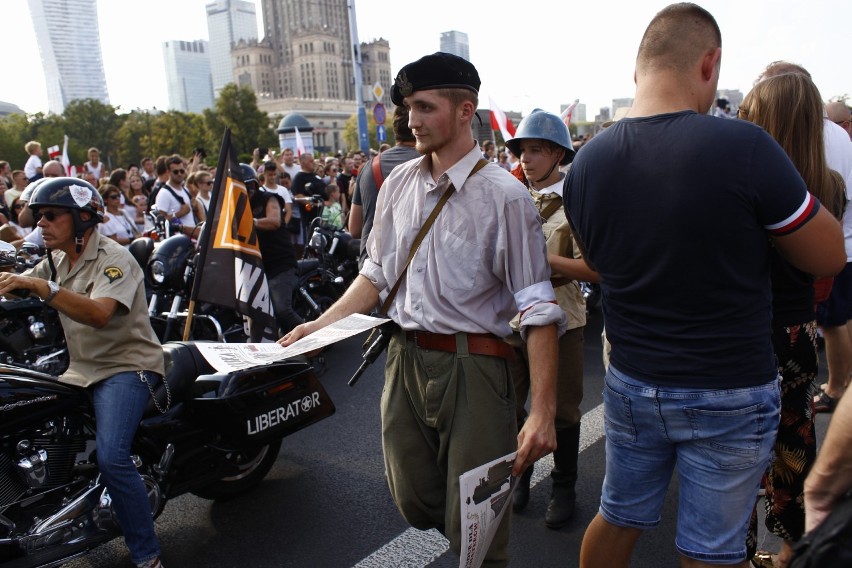 Godzina "W" w Warszawie. Warszawiacy pamiętają o bohaterach z 1944 roku