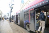 Świąteczny autobus w Warszawie. Kolorowy pojazd wyjechał już na stołeczne ulice. Jest nieco rozczarowujący