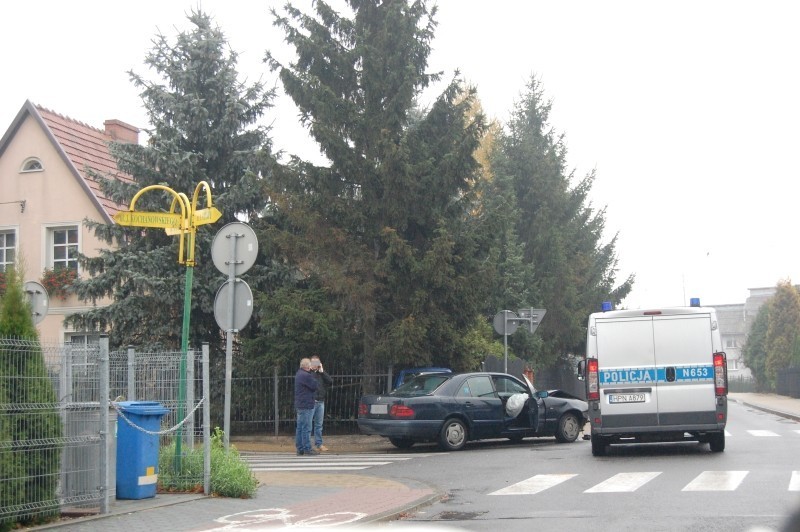 Kwidzyn. Na ul. Kochanowskiego zderzyły się dwa samochody. Jeden z kierowców uciekł [ZDJĘCIA]