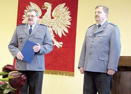 Zastępca komendanta wojewódzkiego inspektor Marek Karolczyk (z lewej) podziękował za pracę komendantowi miejskiemu Ginterowi Płazie.