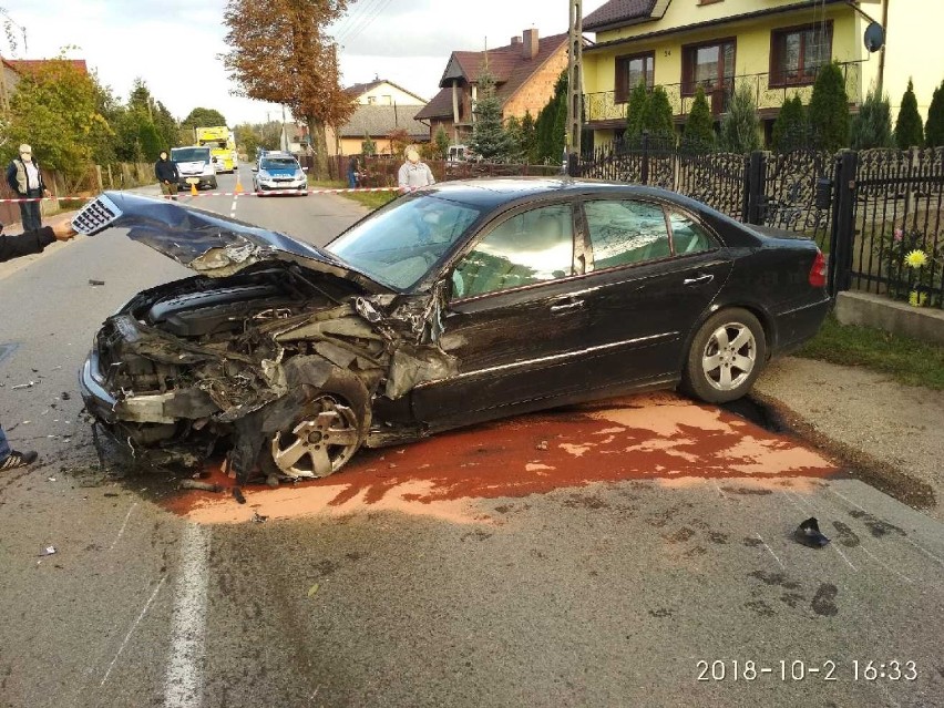 Gmina Gomunice: Wypadek w Wąglinie. Czołowe zderzenie jeepa i mercedesa