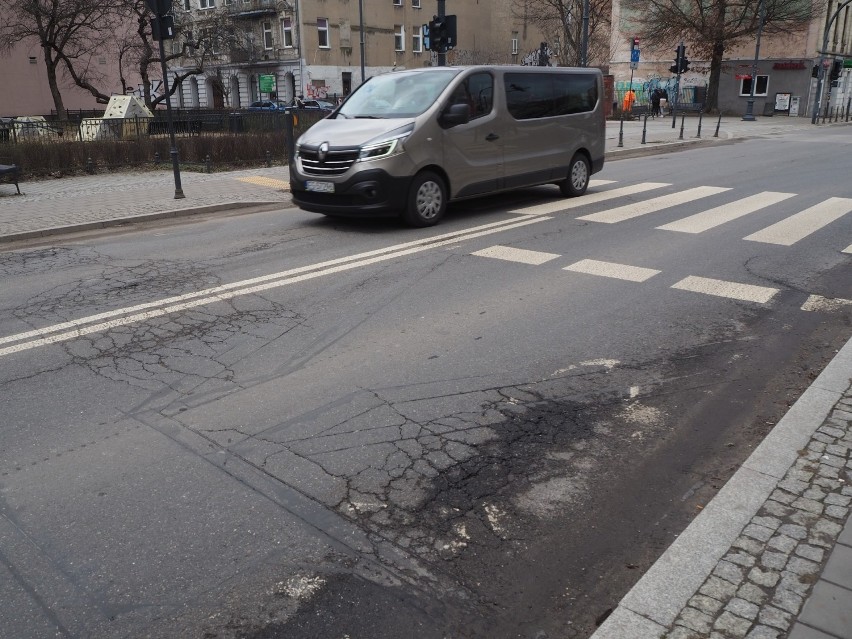 Dziura i spękania w wyremontowanej rok temu ulicy Sienkiewicza. Co dzieje się z asfaltem? ZDJĘCIA