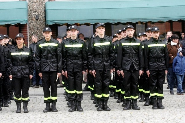 Ile zarabiają sędziowie, policjanci, strażacy strażnicy 

9600 zł - sędzia sądu okręgowego stawka maksymalna  (Do tego dodatek stażowy max 20 proc.)

8828 zł  - komendant wojewódzki policji, 20 lat służby

8200 zł -  sędzia sądu okręgowego stawka minimalna (Do tego dodatek stażowy max 20 proc.)

8200 zł - sędzia sądu rejonowego maksymalna stawka (Do tego dodatek stażowy max 20 proc.)

7430 zł - komendant straży miejskiej w Jarocinie o – staż pracy 32 lata, Jarocin
7100 zł - sędzia sądu rejonowego – maksymalna stawka 

6900 zł - komendant powiatowy policji, 23 lata służby

6800 zł - komendant powiatowy policji w Gnieźnie