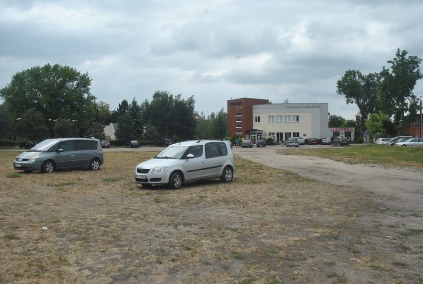 Parking przy ul. 17 Stycznia w Lesznie w fatalnym stanie. Jest szansa na jego poprawienie? [FOTO]