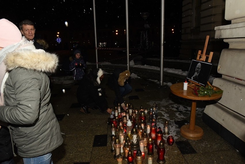 Nowy Sącz. Minuta ciszy i znicze dla Pawła Adamowicza. Sądeczanie zaprotestowali przeciwko przemocy