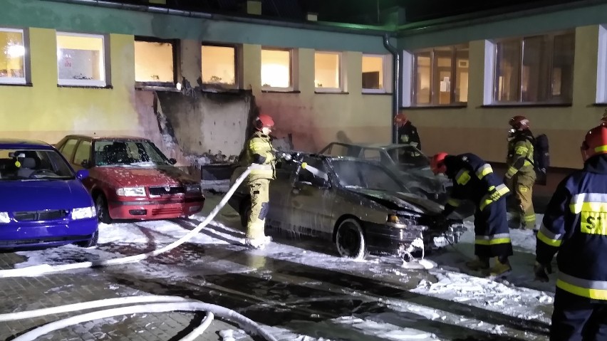 AKTUALIZACJA Pożar samochodów w Miastku przy „liceum na górce”. To prawdopodobnie podpalenie (zdjęcia+wideo)