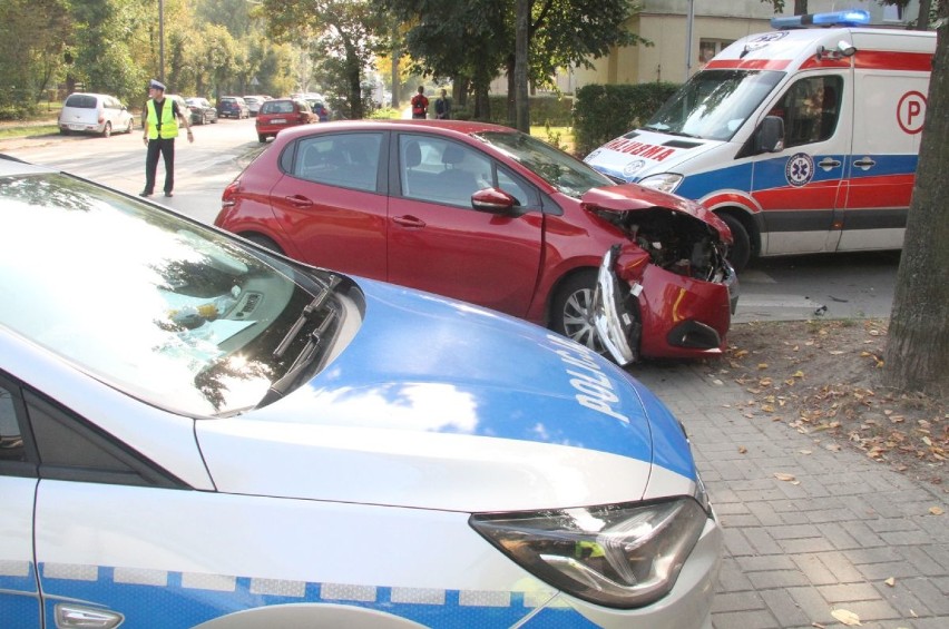 Poranny wypadek z pijanym kierowcą w Kielcach. Jedna osoba ranna, na miejscu jest policja