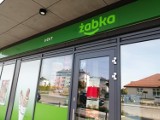Wandale w Gdańsku niszczą kolejne sklepy. Kto i dlaczego podrzuca śmierdzącą substancję do Żabki?
