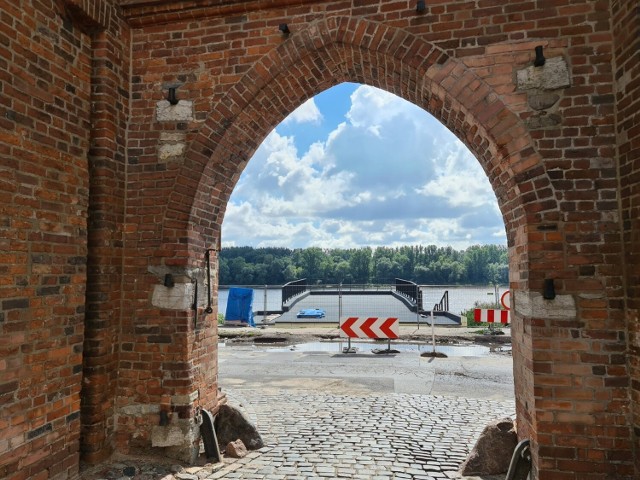 Lokalizacja najgorsza z możliwych, gabaryty pawilonów zakłócają możliwość podziwiania sylwetki wpisanej na listę UNESCO toruńskiej starówki, tego typu inwestycje powinny być poprzedzone oceną wpływu na środowisko. Prowadzona na toruńskim bulwarze inwestycja narusza zasady ochrony zabytków, w związku z czym wojewódzki konserwator zabytków powinien wystąpić o zmianę porozumienia przekazującego część jego kompetencji gminie. Takie uwagi i postulaty przedstawili członkowie Wojewódzkiej Rady Ochrony Zabytków. Prezydent Zaleski możliwości rozbiórki jednak nie dopuszcza. Mimo krytycznych uwag i protestów, prace przy pawilonach trwają.