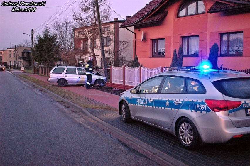 Wypadek w Starokrzepicach. Ford wjechał w słup [FOTO]