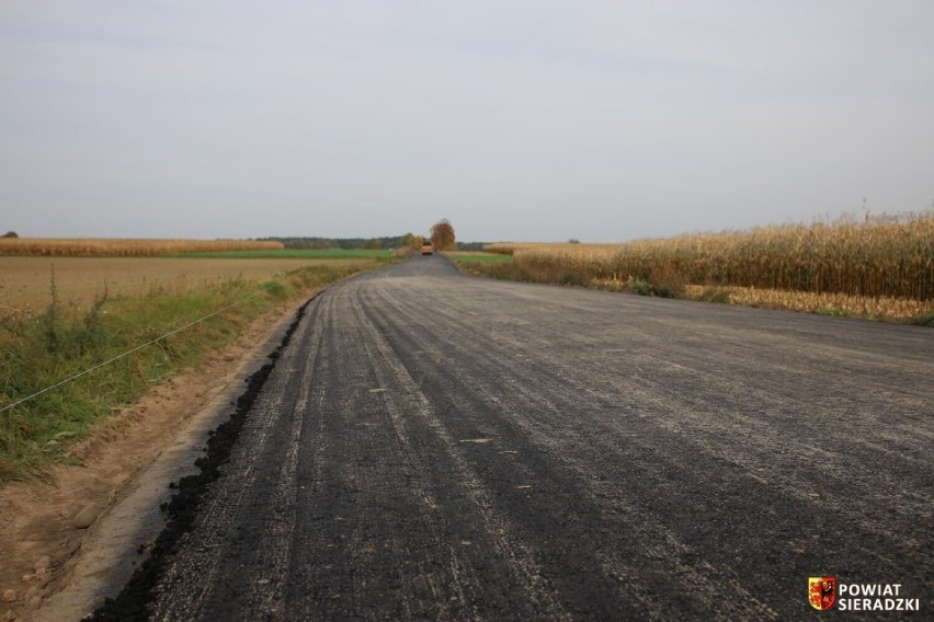 Nowa powiatowa droga i chodnik powstaje w gminie Goszczanów ZDJĘCIA