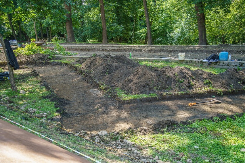 Park przy sądeckim szpitalu przechodzi metamorfozę