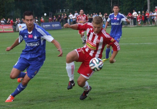 Napastnik Soły Oświęcim Jakub Snadny (z prawej) w pojedynku z obrońcą Wisły Kraków Maciejem Sadlokiem.