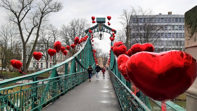Walentynki 2020 w Opolu. Most Groszowy i pomniki ozdobione balonami w kształcie serc