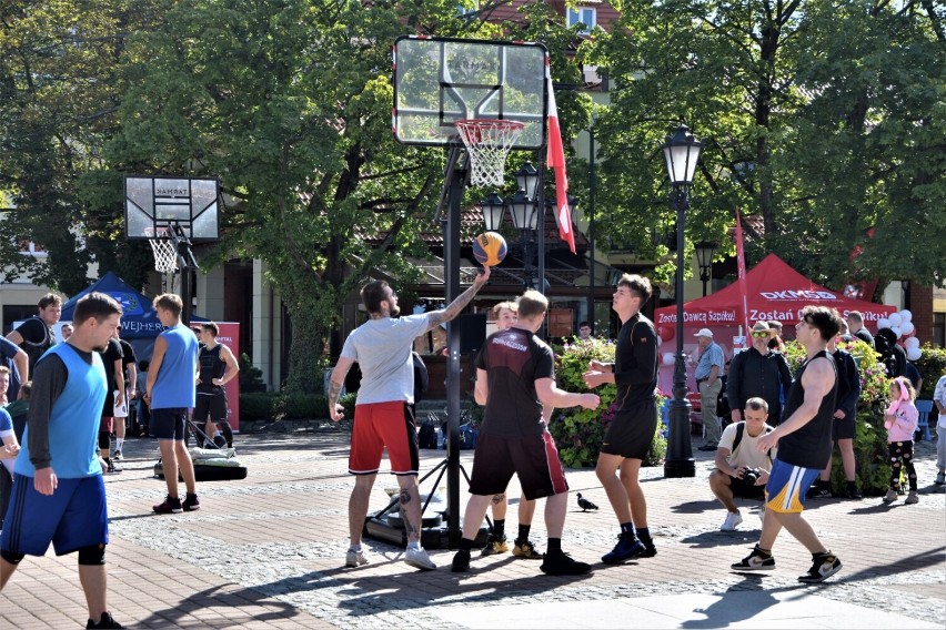 Wejherowo. Streetball Małego Trójmiasta Kaszubskiego. Na placu Jakuba Wejhera zagrali charytatywnie dla Zbyszka | ZDJĘCIA, WYNIKI