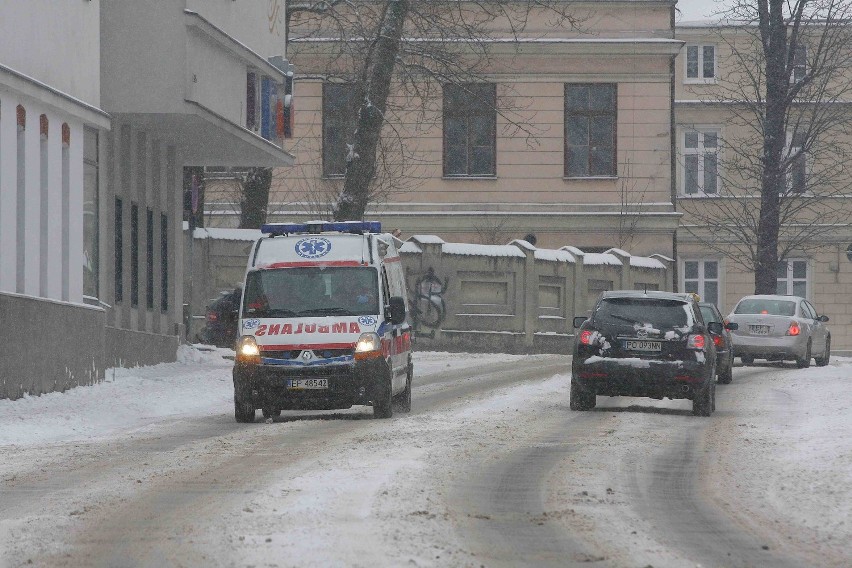 Zima w Piotrkowie na zdjęciach. Jak radzą sobie kierowcy?