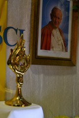 Skarszewy: biskup pelpliński Ryszard Kasyna wprowadził do kościoła relikwie Jana Pawła II. ZDJĘCIA