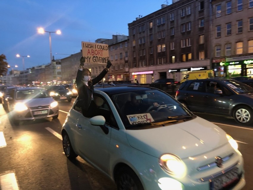 Strajk Kobiet 29.10.2020. Protestujący przejeżdżają przez...